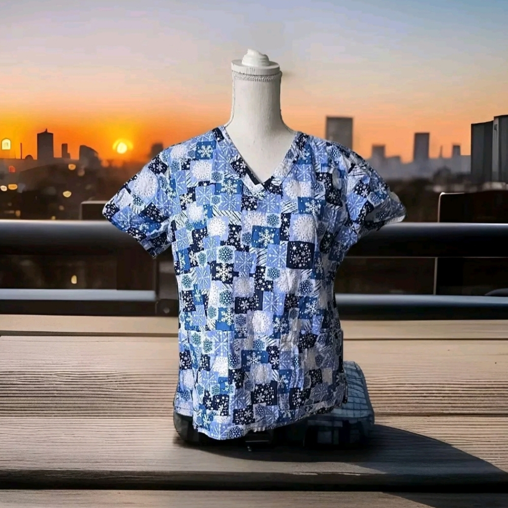 Last Chance! Med Couture Snowflake V Neck Scrub Top Women's size Medium